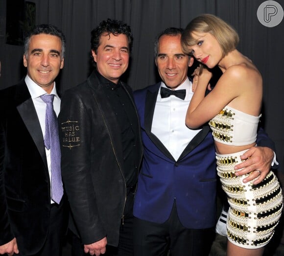 Já para a festa após o Grammy Awards, Taylor escolheu conjunto de saia e top cropped brando com detalhes em dourado, nesta segunda-feira, 15 de fevereiro de 2016