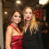 Amber Heard posou ao lado de Selena Gomez. A mulher do ator Johnny Deep usou terninho Bottega Veneta preto no Grammy Awards, nesta segunda-feira, 15 de fevereiro de 2016