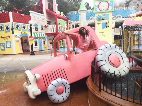 Anitta levou a família para se divertir em Orlando e viagem saiu de graça, segundo jornal 'Extra'. Informação foi divulgada nesta terça-feira, 16 de fevereiro de 2016