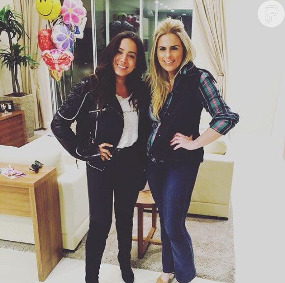 Anitta e Danielle Arello, diretora de marketing da Magic Village, empreendimento que alugou a casa para a cantora