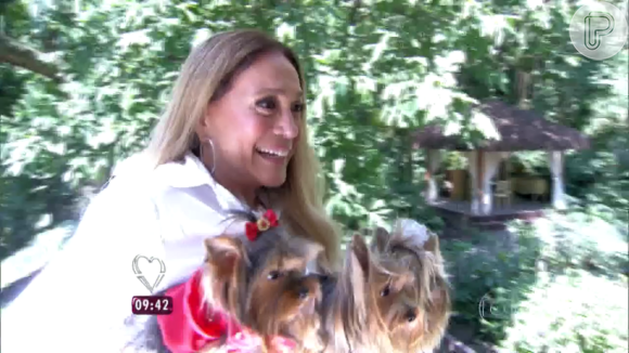 Susana Vieira ganhou a cachorrinha que contracena na novela 'A Regra do Jogo', uma Yorkshire chamada Susi