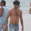 Felipe Simas gravou sem camisa na praia para a novela 'Totalmente Demais', nesta terça-feira, 16 de fevereiro de 2016