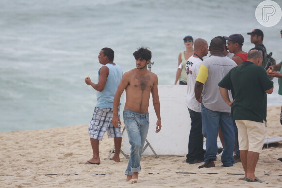 Felipe Simas gravou sem camisa na praia para a novela 'Totalmente Demais', nesta terça-feira, 16 de fevereiro de 2016