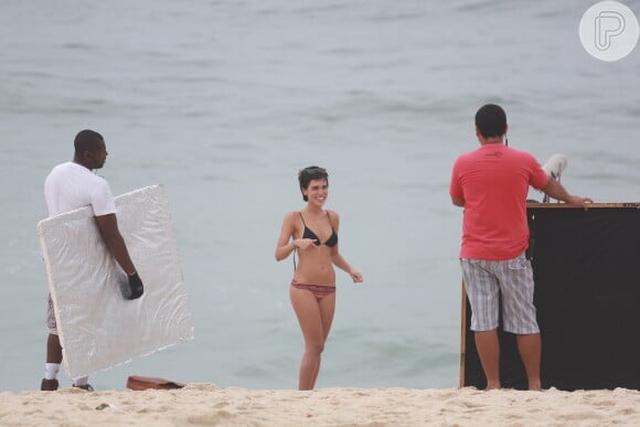 De biquíni, Carla Salle mostrou a barriga sequinha em gravação da novela 'Totalmente Demais' na praia