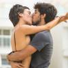 Felipe Simas e Carla Salle se beijam em gravação de 'Totalmente Demais' na praia, nesta terça-feira, 16 de fevereiro de 2016