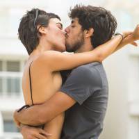 Felipe Simas e Carla Salle se beijam em gravação de 'Totalmente Demais' na praia