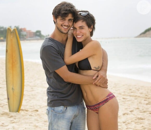 Felipe Simas e Carla Salle formam o casal Jonatas e Leila na novela 'Totalmente Demais'
