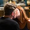 Eliza (Marina Ruy Barbosa) e Arthur (Fábio Assunção) se beijam, verdadeiramente envolvidos, na novela 'Totalmente Demais', em 23 de fevereiro de 2016