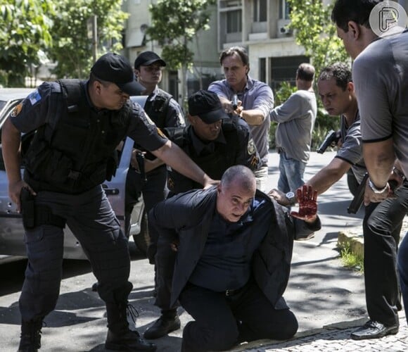 Foto: Para escapar da morte, Zé Maria (Tony Ramos) se entrega à polícia, na  novela 'A Rregra do Jogo' - Purepeople