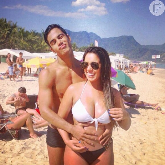 Micael Borges, ex namoradao de Sophia Abrahão, vai ser papai. O ator publicou uma foto segurando a barriga da namorada em 16 de setembro de 2013