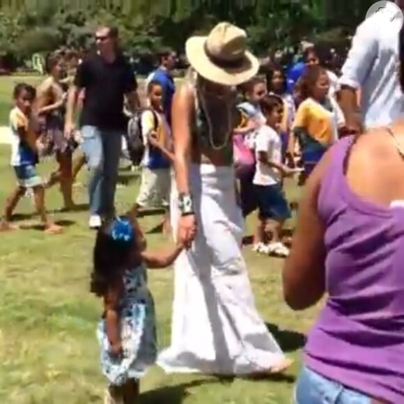 Beyoncé ficou encantada com a filha de uma moradora de Trancoso