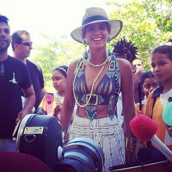 Para se proteger do sol forte, Beyoncé usou um chapéu panamá