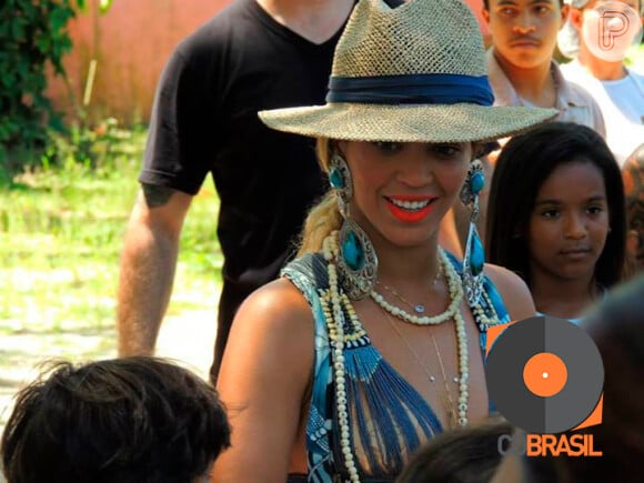 Beyoncé usou adereços tipicamente brasileiros em sua visita à área histórica de Trancoso
