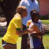 Durante a visita à parte histórica de Trancoso, Beyoncé vestiu a camisa da Seleção Brasileira de futebol e jogou bola com crianças