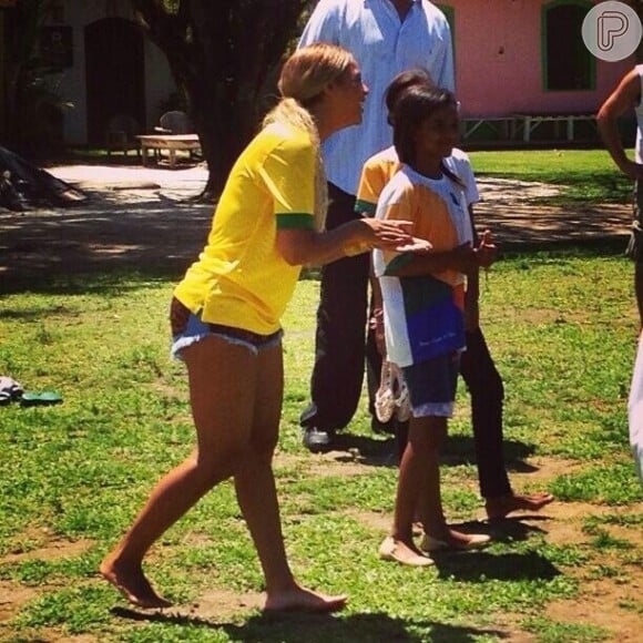 Durante a visita à parte histórica de Trancoso, Beyoncé vestiu a camisa da Seleção Brasileira de futebol e jogou bola com crianças