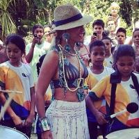Descalça, Beyoncé joga futebol com crianças na Bahia: 'Todo mundo ficou bobo'