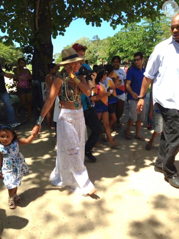 Beyoncé circulou pela área histórica de Trancoso com a filha de uma moradora local