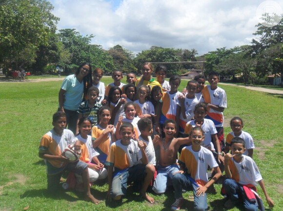 Beyoncé reunida com as crianças da Escola Municipal Hegina Cristo na localidade conhecida como Quadrado