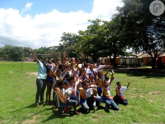 Beyoncé usou uma camisa da Seleção Brasileira ao jogar futebol com as crianças da Escola Municipal Hegina Cristo