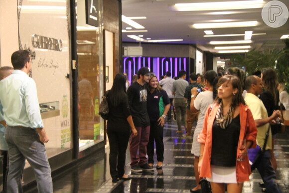 Caio Castro vai ao Fashion Mall e se depara com uma multidão que participava de um evento no local