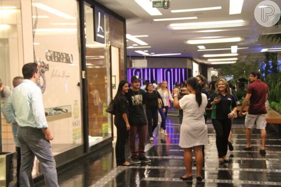 Caio Castro posa para fotos com fãs no Fashion Mall