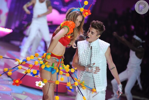 Justin Bieber se apresentou no desfile anual 'Victoria's Secret Fashion Show', em 7 de novembro de 2012, conhecendo Barbara nos bastidores