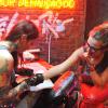 Natallia Rodrigues faz tatuagem no pulso em estúdio montado no Rock in Rio