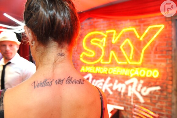 Giselle Itié tatua frase em latim nas costas: 'A verdade vos libertará'