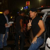 Rock in Rio: Jon Bon Jovi chega à cidade para show no festival e acena para fãs