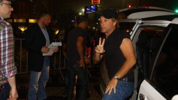 Rock in Rio: Jon Bon Jovi chega à cidade para show no festival e acena para fãs