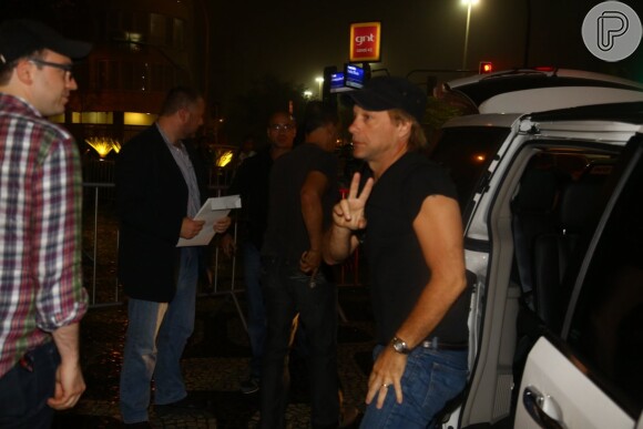 Jon Bon Jovi desembarcou de camisa preta, jeans e boné no Rio