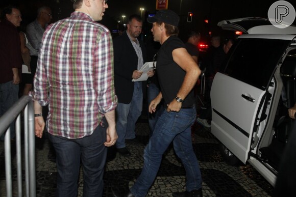 Jon Bon Jovi estava acompanhado de executivos de sua turnê na chegada ao hotel que está hospedado no Rio