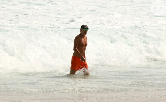 Bruce Springsteen aproveitou a praia da Barra da Tijuca, nesta sexta-feira (20), e exibiu o corpo em forma, aos 63 anos