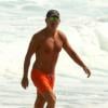 Aos 63 anos, Bruce Springsteen aproveitou o dia de sol no Rio de Janeiro, nesta sexta-feira (20), e exibiu o corpo em forma na praia da Barra da Tijuca, um dia antes de se apresentar no Rock in Rio 2013