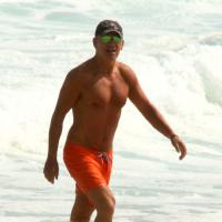 Bruce Springsteen, aos 63 anos, curte praia carioca e exibe corpo em forma