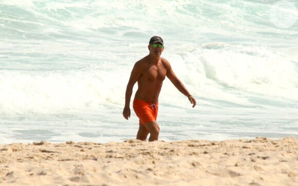 Aos 63 anos, Bruce Springsteen aproveitou o dia de sol no Rio de Janeiro, nesta sexta-feira (20), e exibiu o corpo em forma na praia da Barra da Tijuca, um dia antes de se apresentar no Rock in Rio 2013