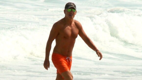 Bruce Springsteen, aos 63 anos, curte praia carioca e exibe corpo em forma