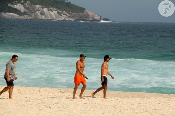 Bruce Springsteen curtiu a praia da Barra da Tijuca, nesta-feira (20), ao lado de amigos