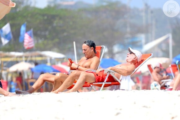 O cantor americano Bruce Springsteen curtiu a praia da Barra da Tijuca, nesta sexta-feira (20), um dia antes de se apresentar no Rock in Rio 2013