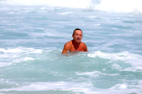 Bruce Springsteen, que se apresenta no Rock in Rio 2013 no próximo sábado (21), aproveitou o dia de sol no Rio de Janeiro para curtir a praia da Barra da Tijuca
