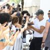 Bruce Springsteen atendeu aos seus fãs na porta de seu hotel, Copacabana Palace, no Rio de Janeiro, nesta sexta-feira (20)