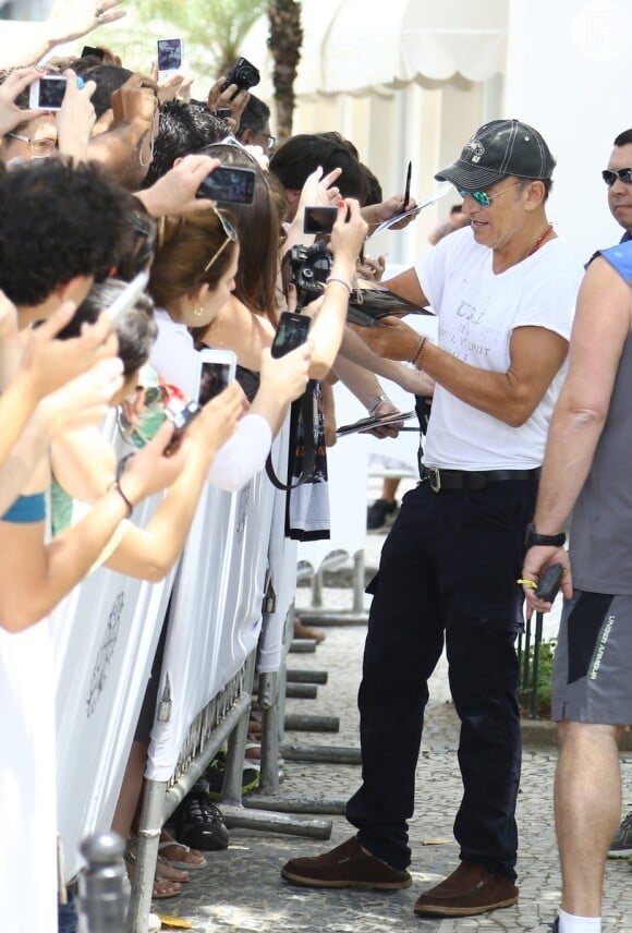 Bruce Springsteen atendeu aos seus fãs na porta de seu hotel, Copacabana Palace, no Rio de Janeiro, nesta sexta-feira (20)
