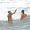 Bruce Springsteen curtiu a praia da Barra da Tijuca, no Rio de Janeiro, com um amigo, um dia antes de se apresentar no Rock in Rio 2013