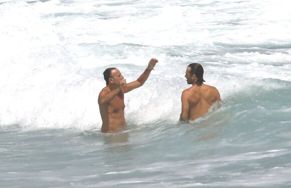 Bruce Springsteen curtiu a praia da Barra da Tijuca, no Rio de Janeiro, com um amigo, um dia antes de se apresentar no Rock in Rio 2013