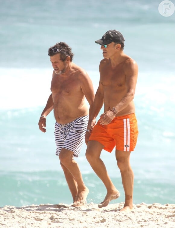 O astro dos anos 80 Bruce Springsteen, exibiu a boa forma física, aos 63 anos, na praia da Barra da Tijuca, nesta sexta-feira (20)