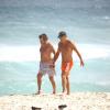 Bruce Springsteen aproveitou o dia de sol no Rio de Janeiro, nesta sexta-feira (20), para curtir a praia da Barra da Tijuca ao lado de amigos