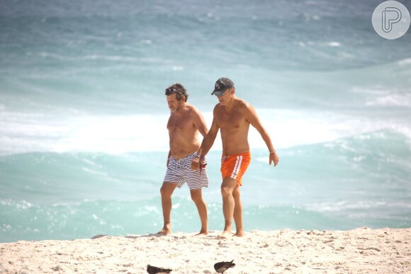 Bruce Springsteen aproveitou o dia de sol no Rio de Janeiro, nesta sexta-feira (20), para curtir a praia da Barra da Tijuca ao lado de amigos
