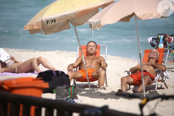 Bruce Springsteen aproveitou o dia de sol no Rio de Janeiro para se bronzear na praia da Barra da Tijuca, um dia antes de se apresentar no Rock in Rio 2013