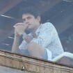 John Mayer aparece na sacada de hotel horas antes de show no Rock in Rio