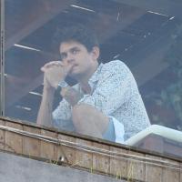 John Mayer aparece na sacada de hotel horas antes de show no Rock in Rio